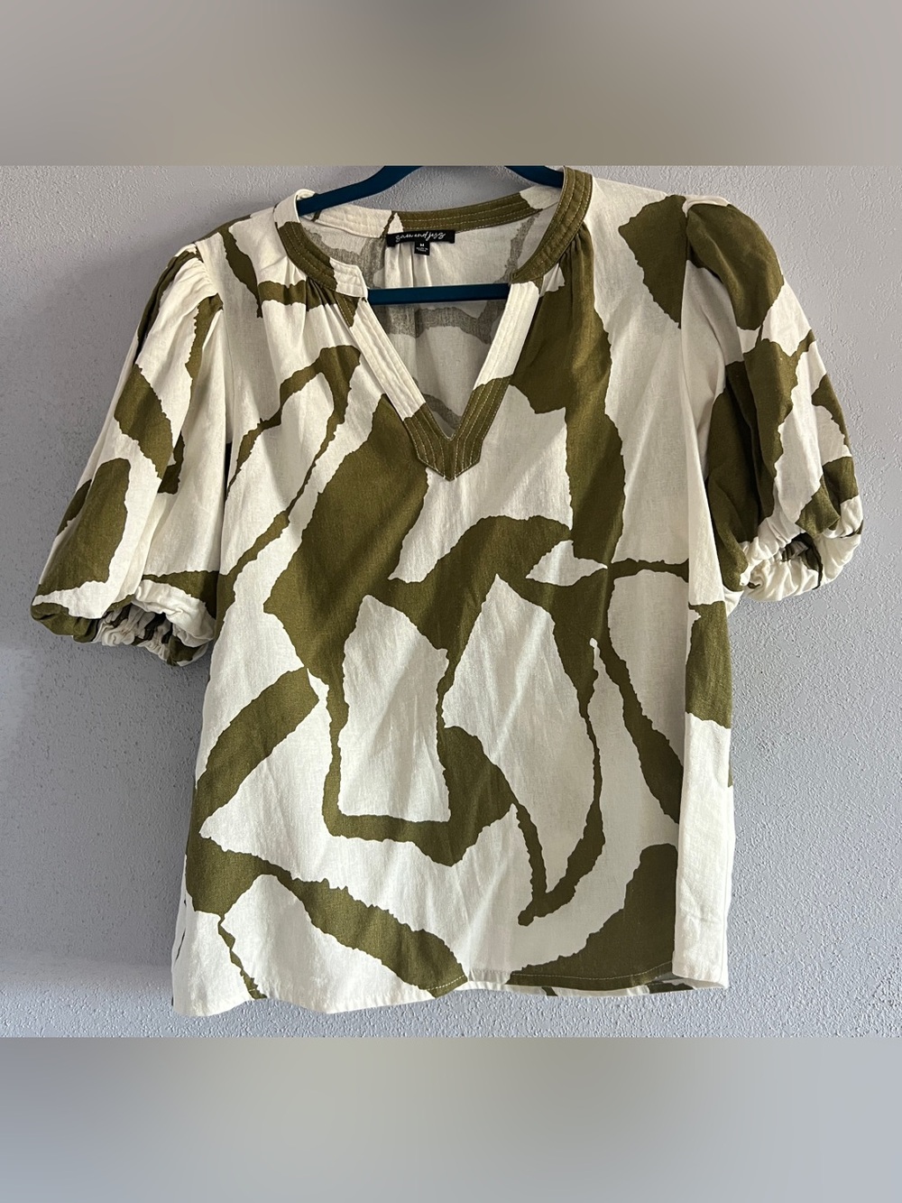 Sam & Jess split crew-neck short sleeve blouse size M, olive green & white